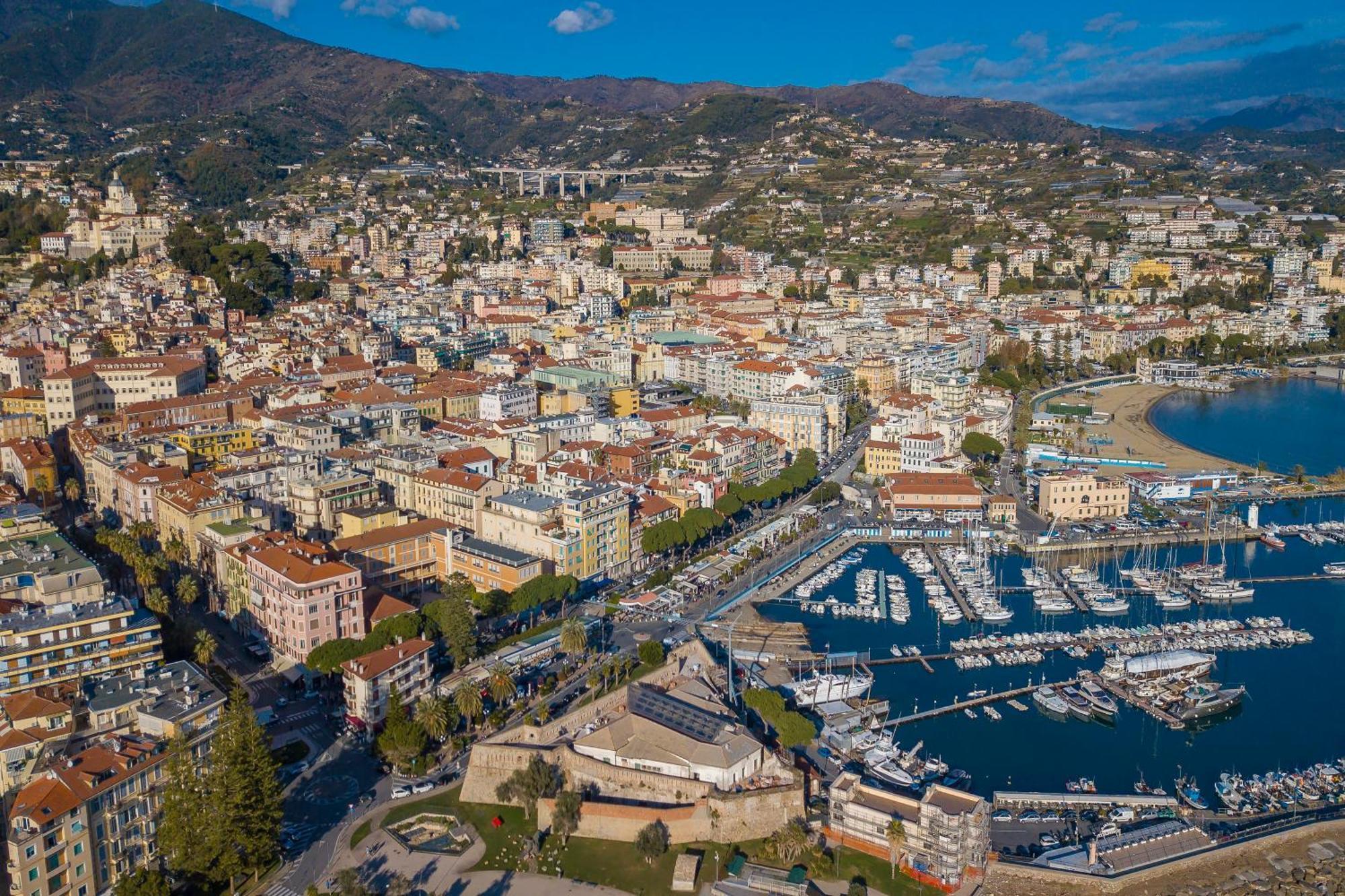 Casa Emma With Sea Glimpse - Happy Rentals Σαν Ρέμο Εξωτερικό φωτογραφία